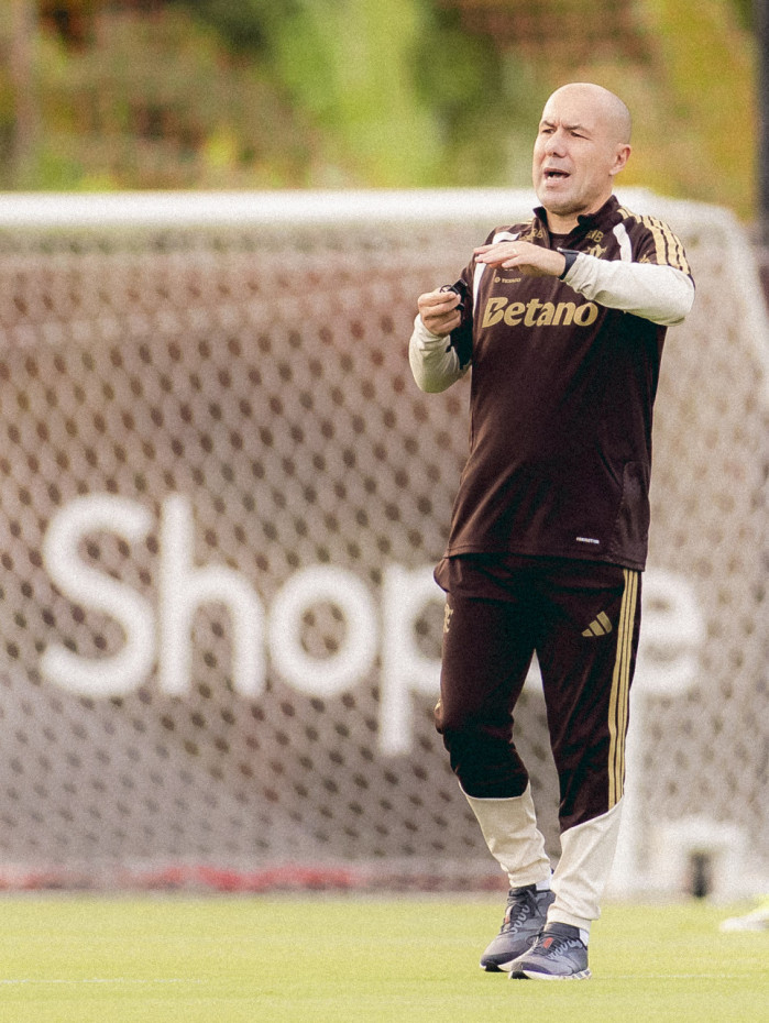 Leonardo Jardim em a&ccedil;&atilde;o durante treino do Flamengo, no Ninho do Urubu