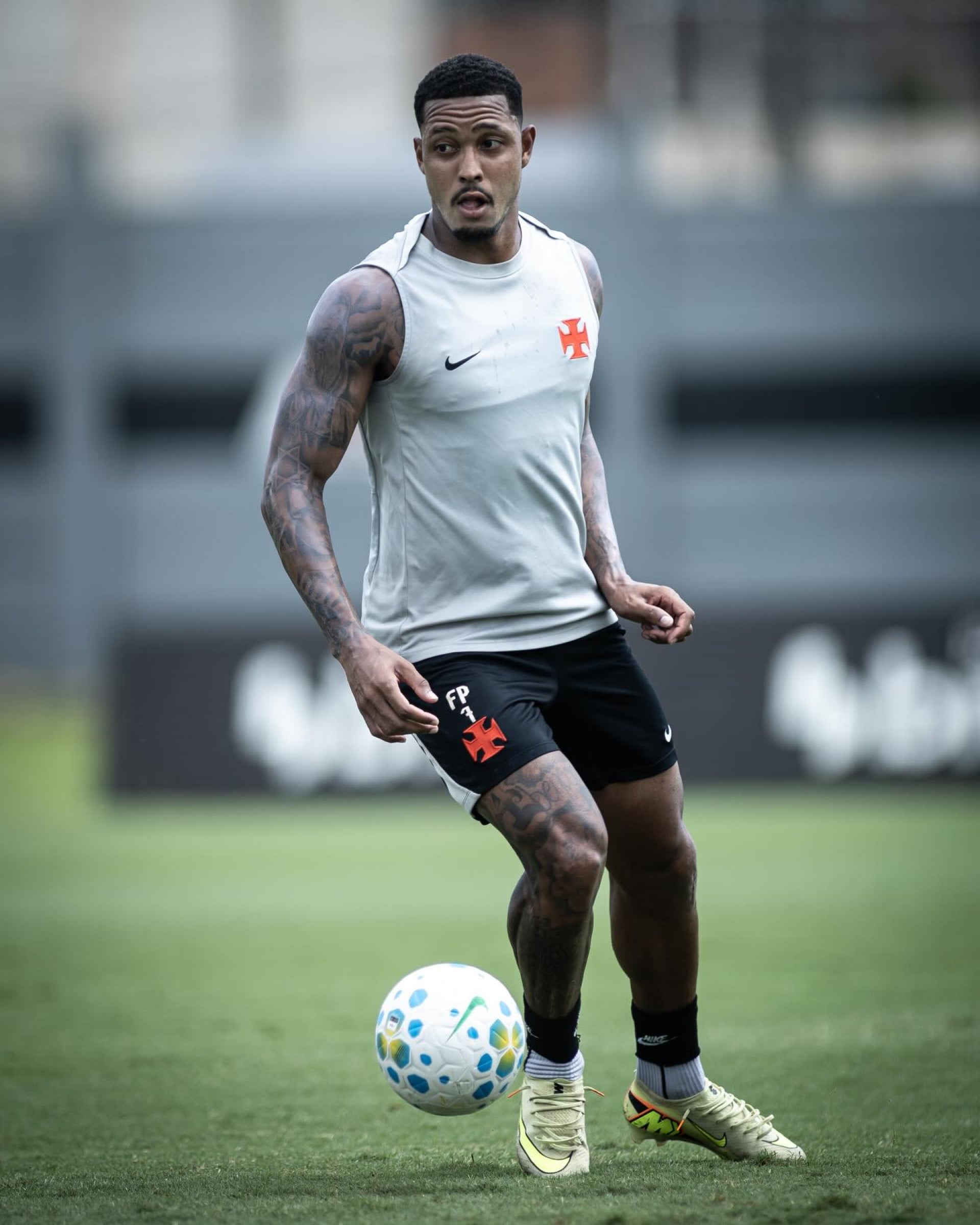 Reserva com Fernando Diniz, o atacante David pode ter uma chance para mostrar seu futebol com Renato