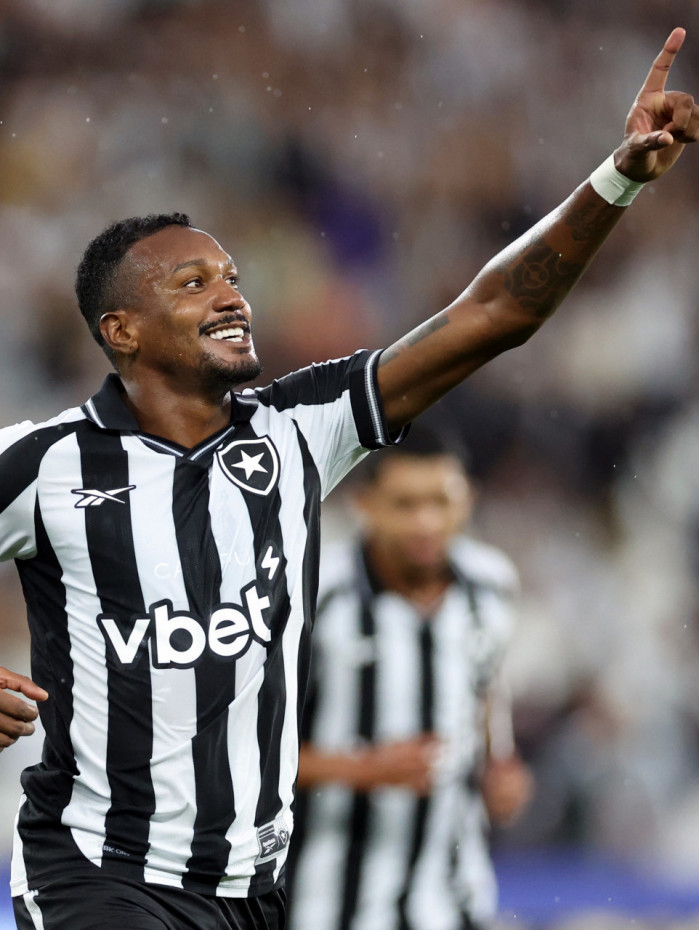 Edenilson comemora gol marcado pelo Botafogo sobre o Bangu, no Nilton Santos