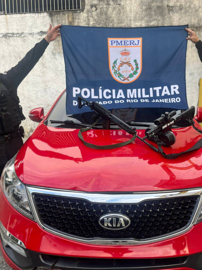 Com eles, os agentes apreenderam um carro vermelho e dois fuzis