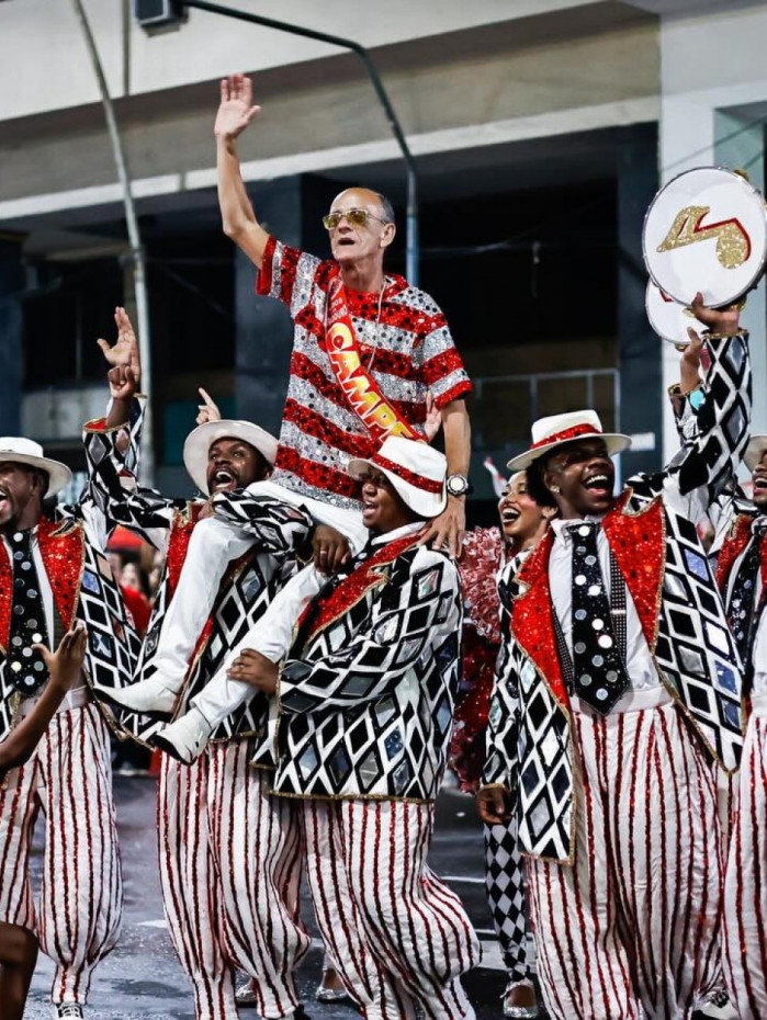 Mestre Ci&ccedil;a participa do desfile da vit&oacute;ria da Viradouro