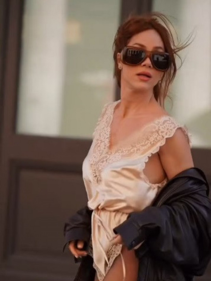 Giovanna Ewbank circula por Paris com vestido estilo camisola e deixa tatuagem &iacute;ntima &agrave; mostra