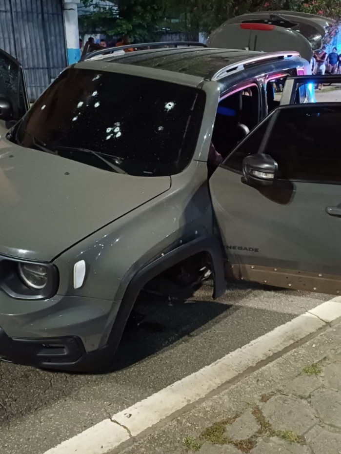 Carro com os suspeitos parou na Rua Dr. Lagden, pr&oacute;ximo ao Samb&oacute;dromo; um suspeito foi preso