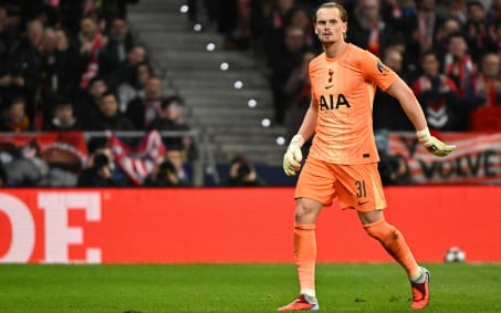 Goleiro falha, Tottenham é goleado e se complica nas oitavas de final