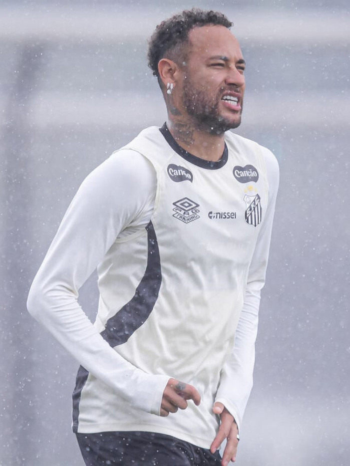 Neymar abre o jogo ap&oacute;s ficar fora de partida do Santos com Ancelotti no est&aacute;dio