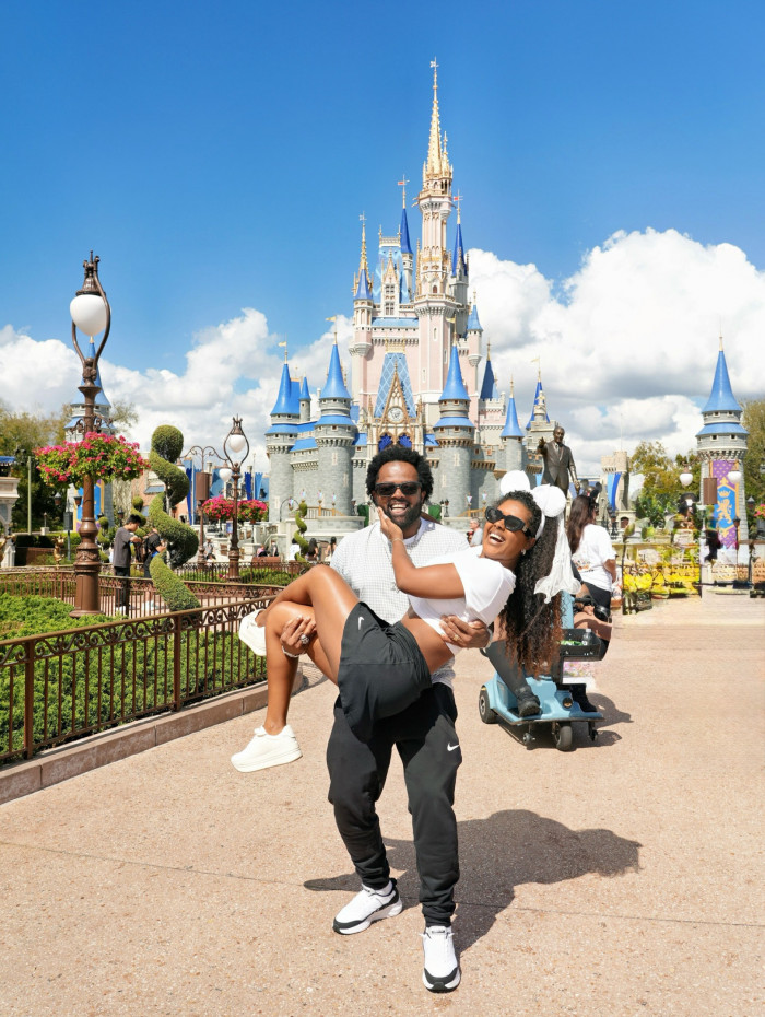 Xande de Pilares pede namorada em casamento durante viagem &agrave; Disney