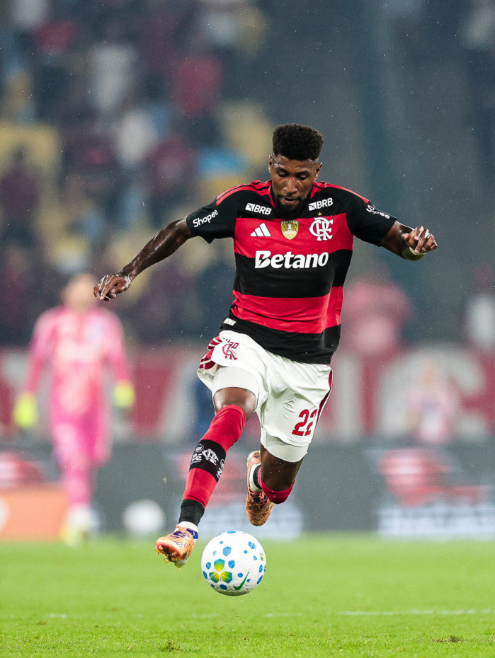 Emerson Royal soma um gol e cinco assist&ecirc;ncias em 40 jogos pelo Flamengo