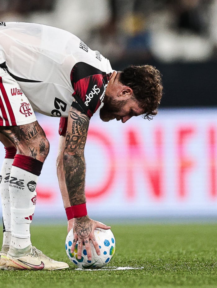 L&eacute;o Pereira ajeita a bola antes de anotar um gola&ccedil;o de falta no cl&aacute;ssico