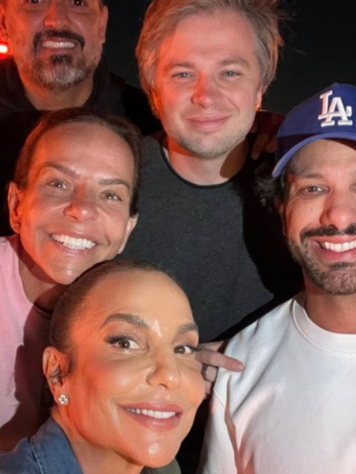 Ivete Sangalo e o empres&aacute;rio Tiago Maia (de bon&eacute; azul)