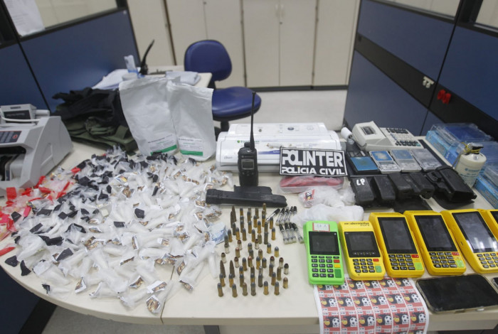 Materiais apreendidos na opera&ccedil;&atilde;o contra o tr&aacute;fico de drogas na Lapa