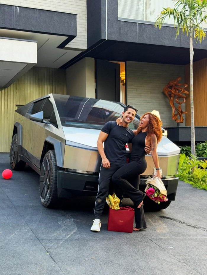 Sthe Matos ganha presentes de luxo em anivers&aacute;rio de casamento