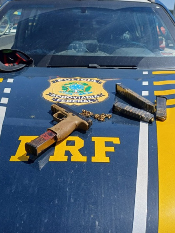 Policiais apreenderam uma arma com o homem