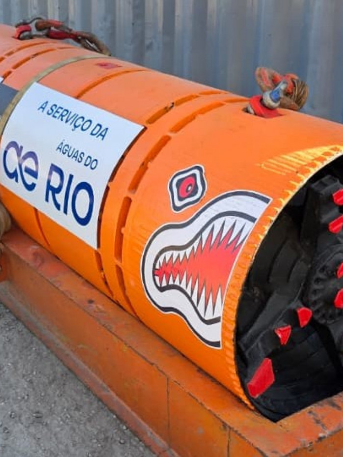 Tatuzinho vai abrindo as valas para a instalação das tubulações