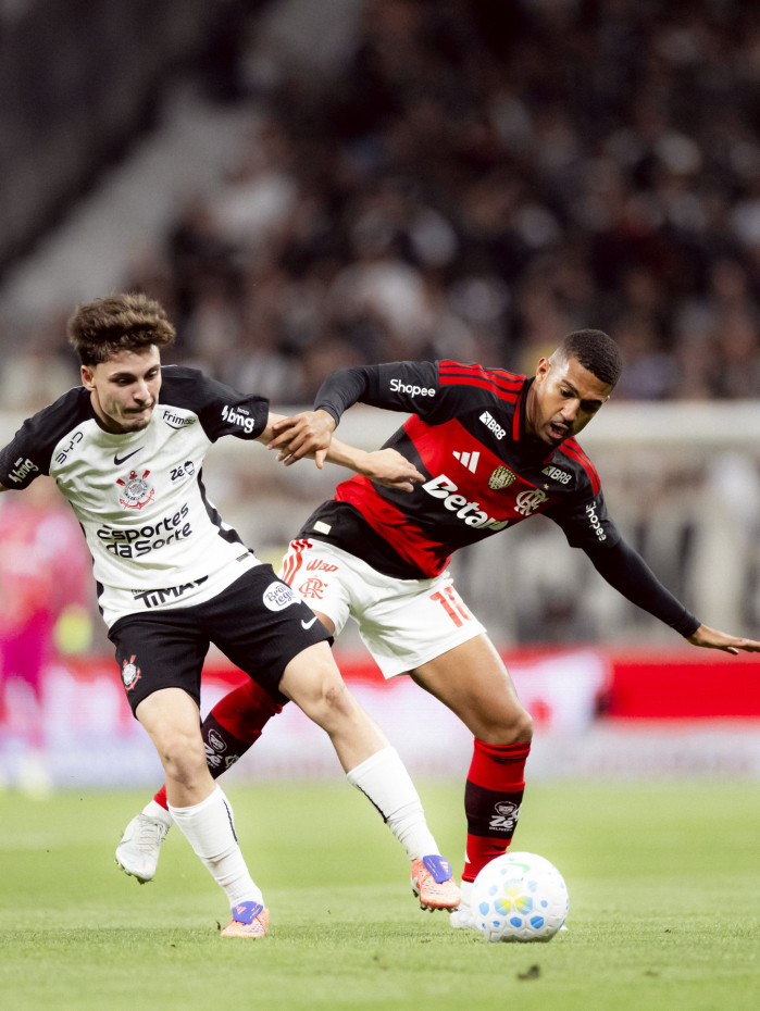 Samuel Lino marca Breno Bidon, envolvido em lance pol&ecirc;mico