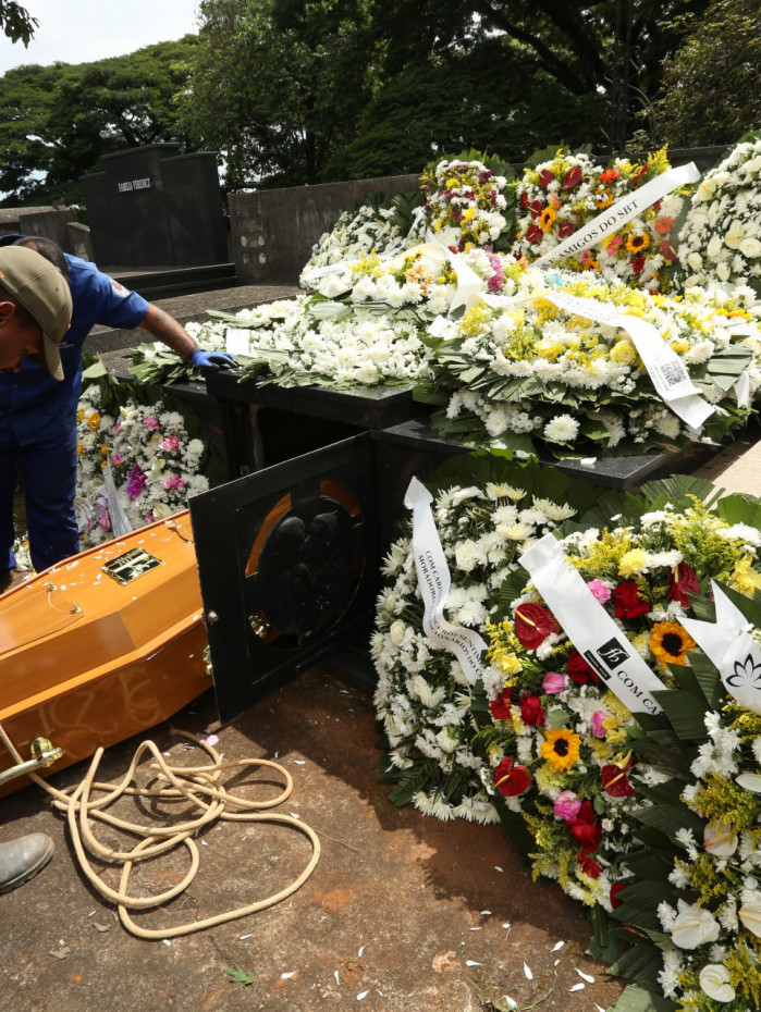 Corpo de Juca de Oliveir&aacute; &eacute; enterrado em S&atilde;o Paulo