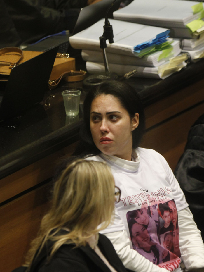 Monique Medeiros acompanhada dos advogados na &uacute;ltima audi&ecirc;ncia do caso