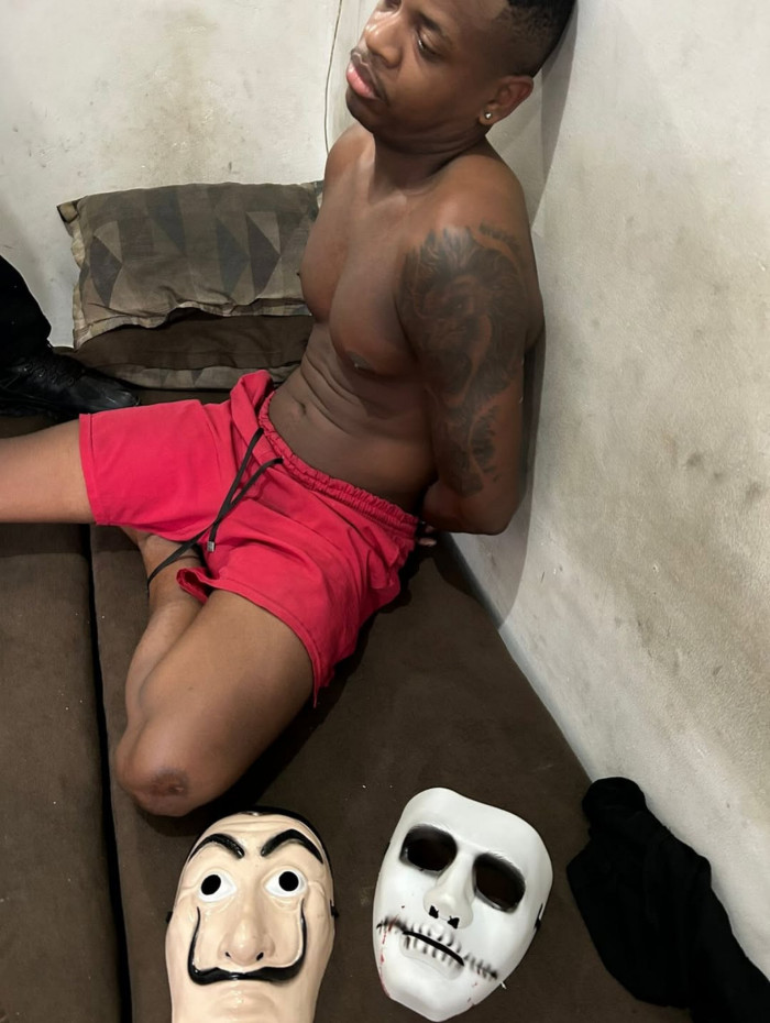 M&aacute;scaras usadas pelo criminoso foram apreendidas durante a a&ccedil;&atilde;o da Pol&iacute;cia Civil