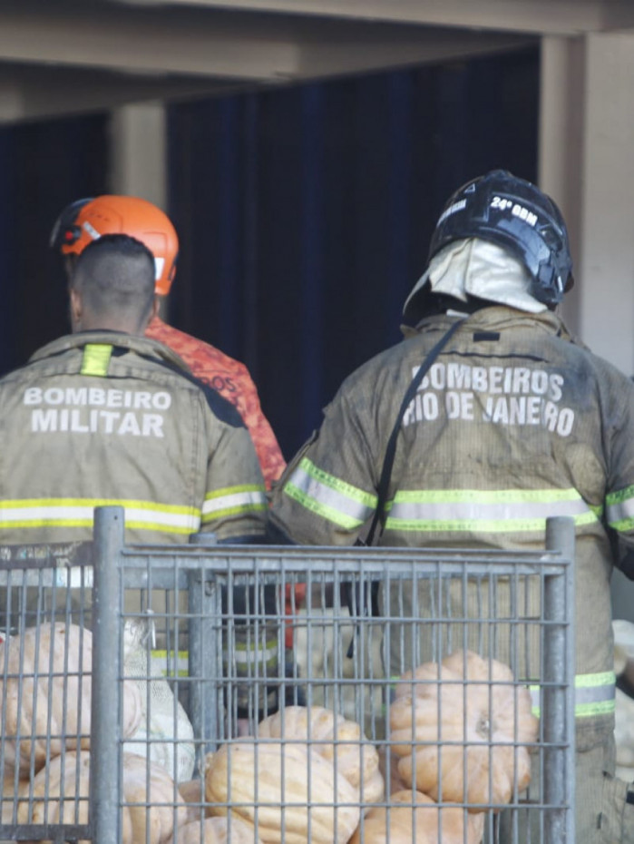 Inc&ecirc;ndio destruiu galp&atilde;o da Ceasa, em Iraj&aacute;, nesta ter&ccedil;a-feira (24)