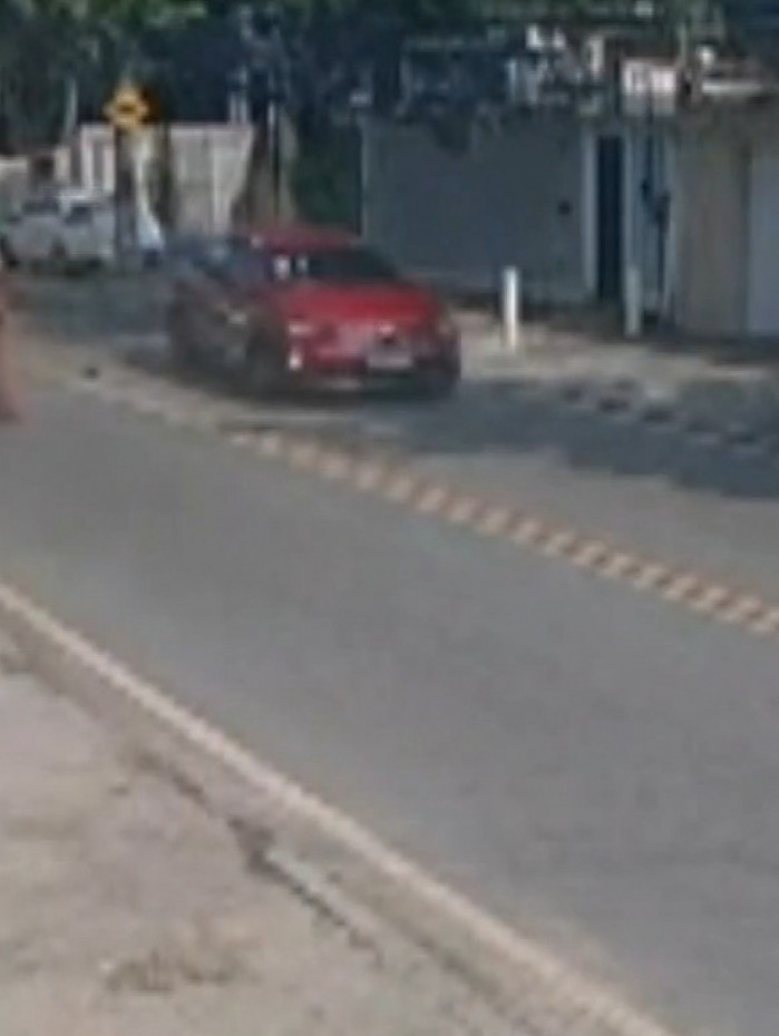 Um dos homens desce da moto e aborda o policial, que reage atirando

