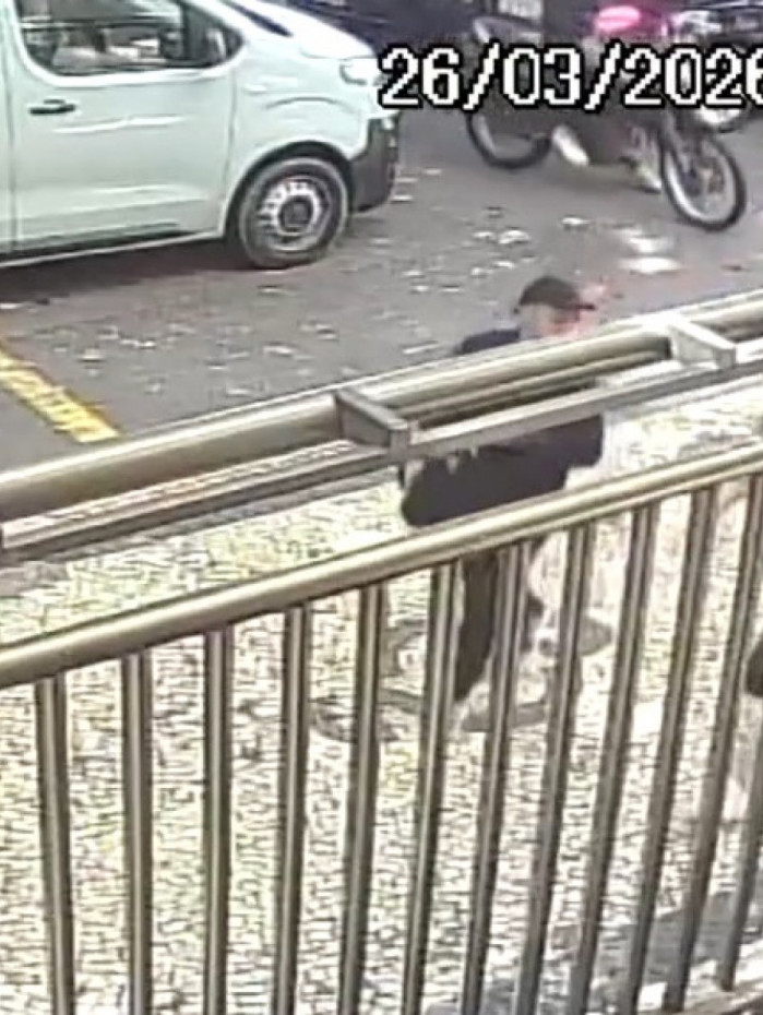 Ladrão anuncia assalto, com idosa na calçada, na Rua Xavier da Silveira