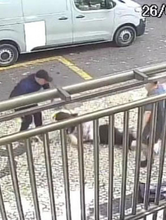 Idosa é jogada no chão e arrastada durante assalto na Rua Xavier da Silveira, na altura do Posto 6