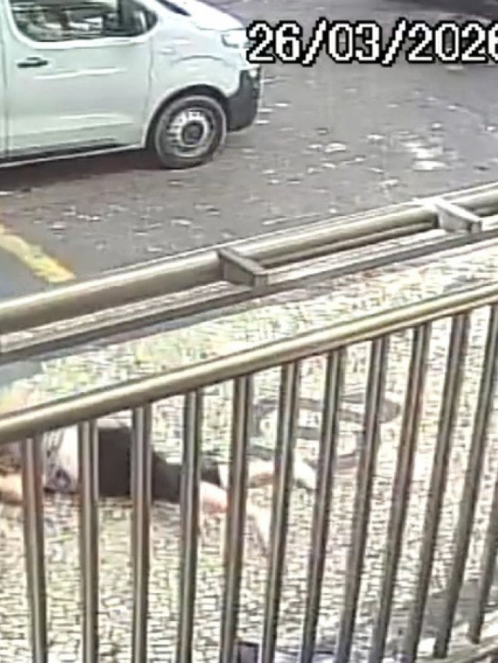 O ladrão foge apontando a arma para um pedestre que tenta intervir 