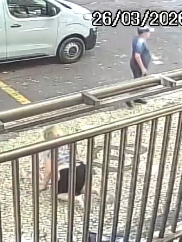 Por fim, o desalmado vai embora na garupa do comparsa numa moto 