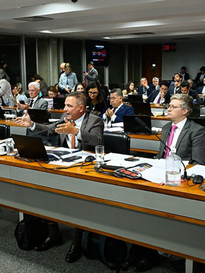 Texto previa mais de 200 indiciamentos e ser&aacute; enviado a &oacute;rg&atilde;os de controle, mesmo sem aprova&ccedil;&atilde;o