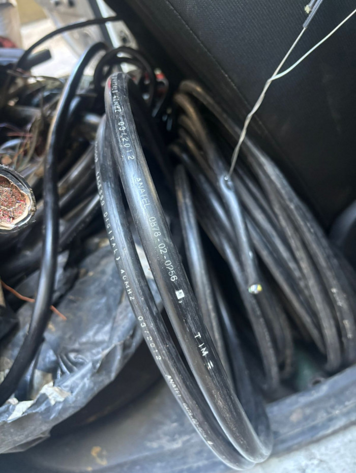 Foram apreendidos cerca de 80 quilos de cabos de empresas de telefonia
