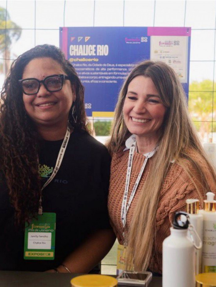 A empreendedora Jamile Souza Ferrolho, moradora da Cidade de Deus, e a presidente da FAPERJ, Caroline Alves