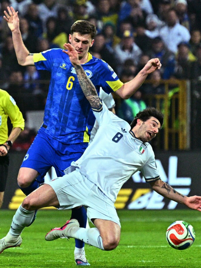 Volante Tonali, uma das refer&ecirc;ncias da It&aacute;lia, desaba ap&oacute;s sentir uma entrada dura pelas costas