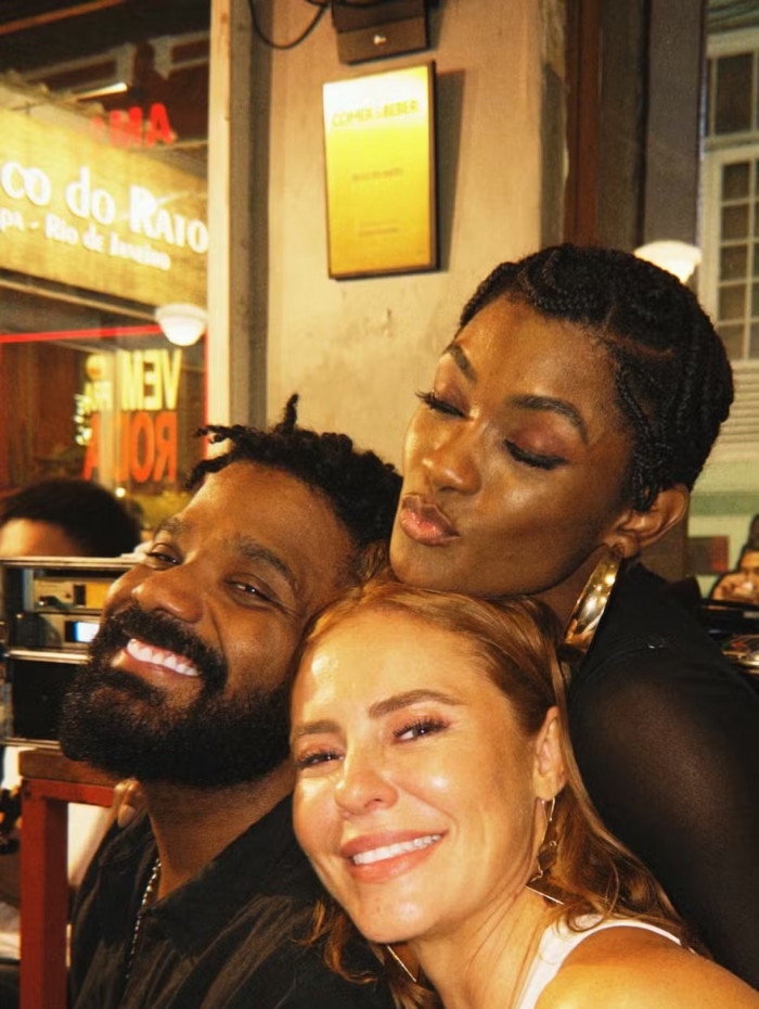 Paolla Oliveira curte roda de samba com Arlindinho e Erika Januza 