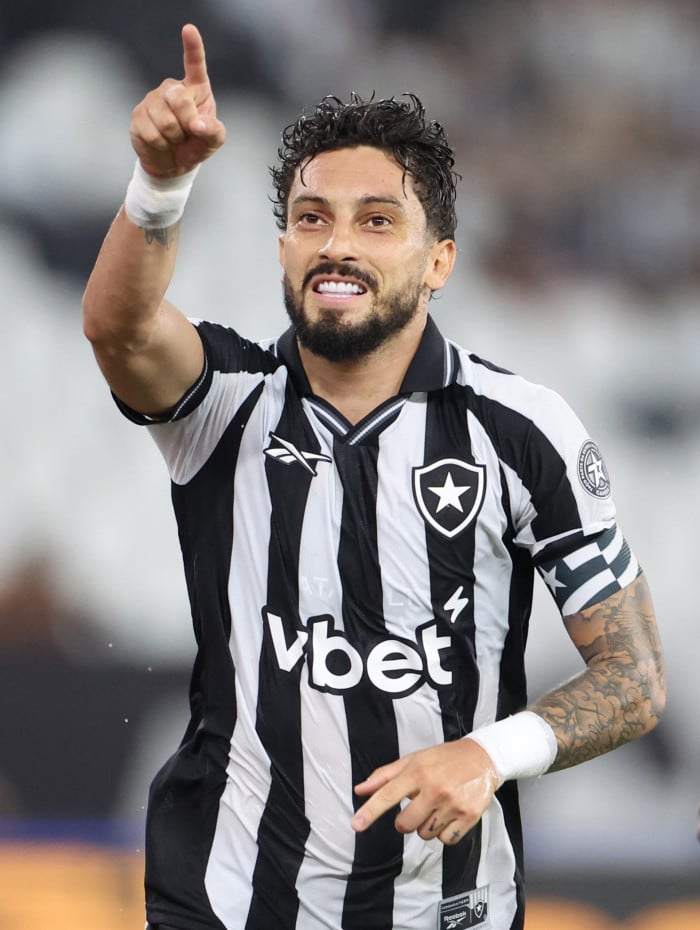 Alex Telles foi o autor do segundo gol do Glorioso, de p&ecirc;nalti