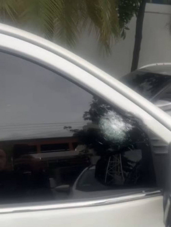 Carro do agente foi atingido por disparos