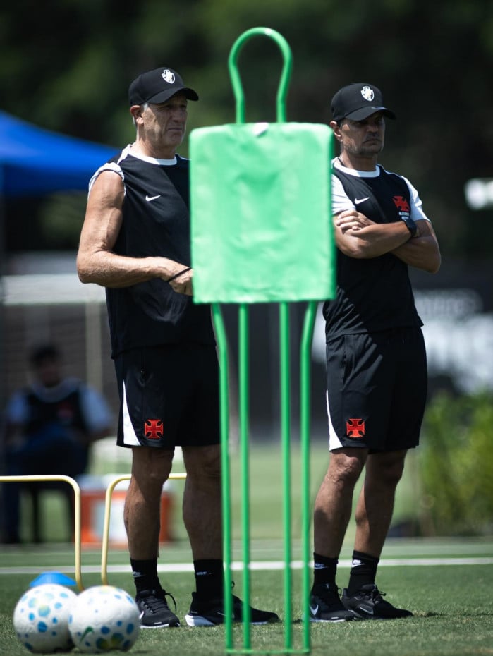 Renato Ga&uacute;cho e seu auxiliar, Alexandre Mendes, pensam na melhor forma de driblar o desgaste f&iacute;sico
