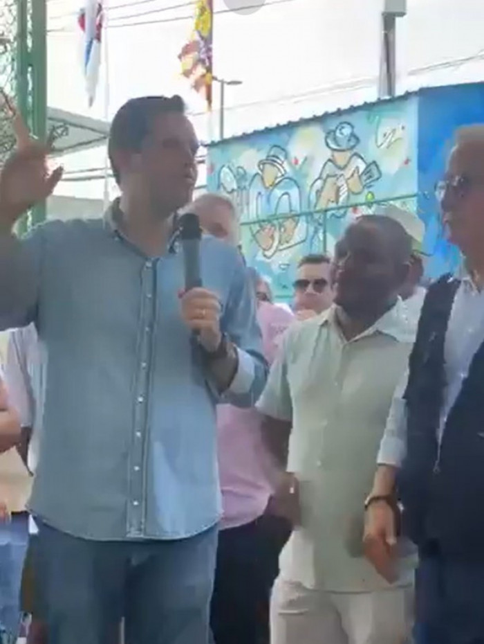 Cavaliere e Flavio Fran&ccedil;a, presidente do Imp&eacute;rio Serrano, durante a fala