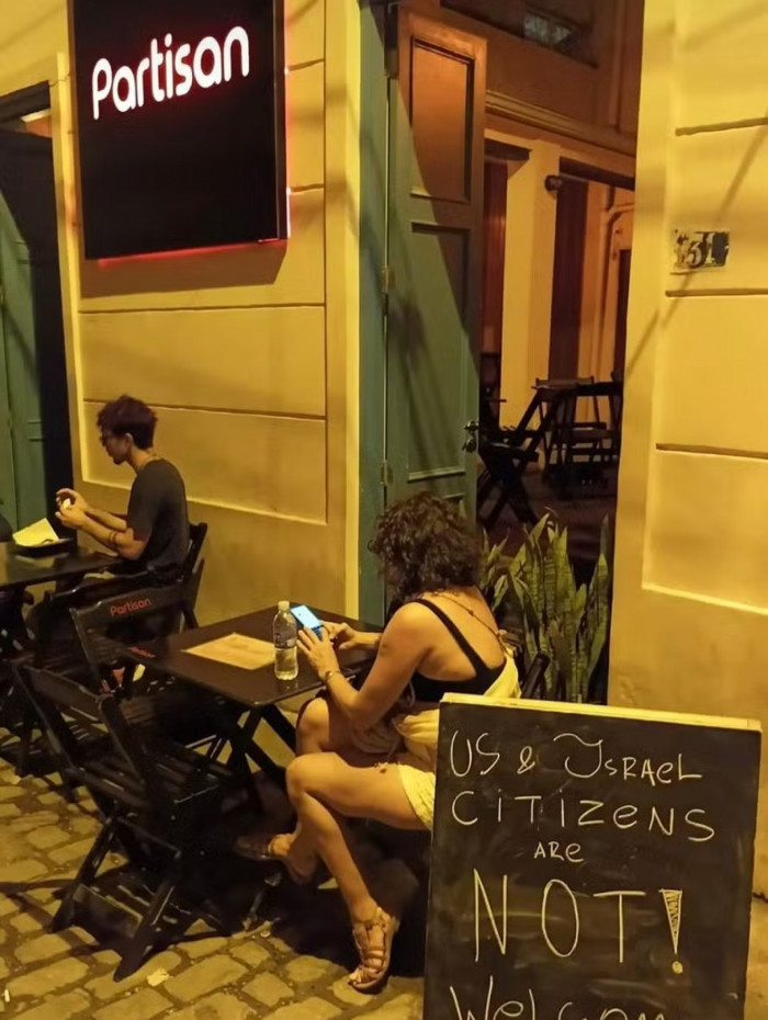 Bar estaria restringindo o acesso de pessoas em raz&atilde;o de sua nacionalidade