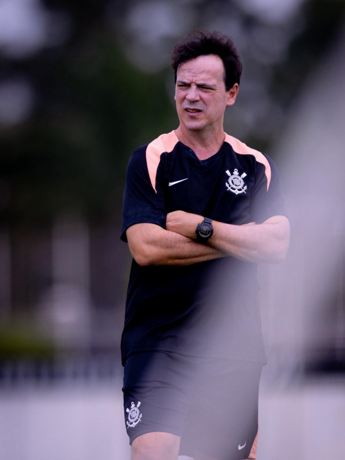 Diniz comandou o treino ontem