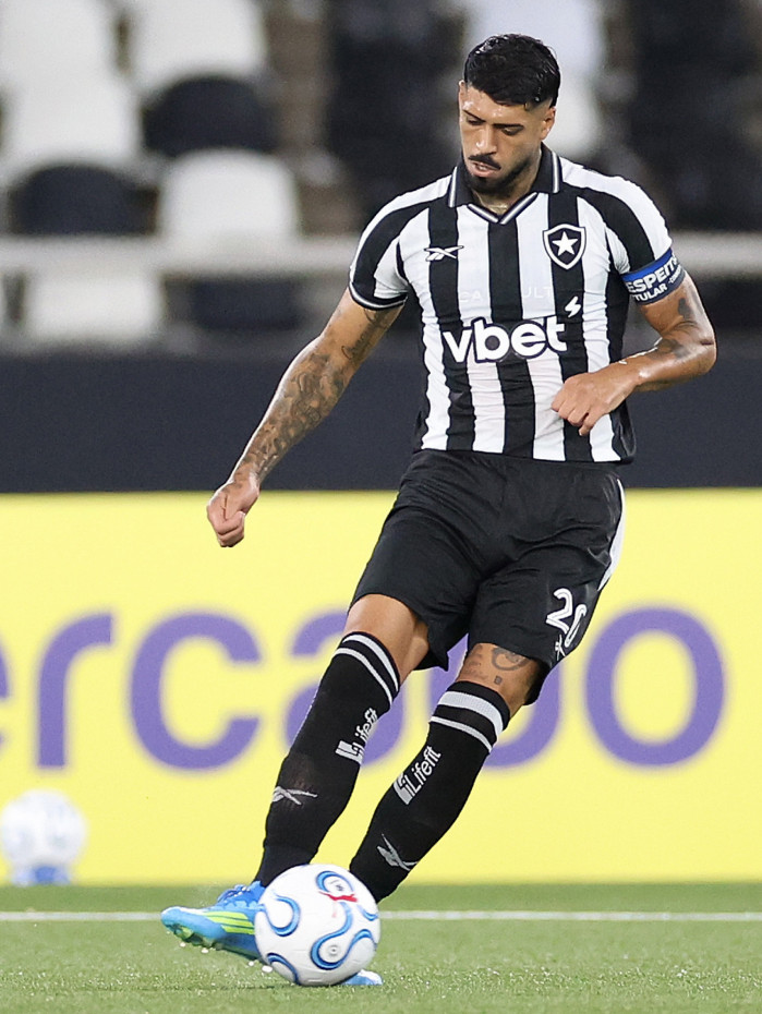 Alexander Barboza em a&ccedil;&atilde;o pelo Botafogo