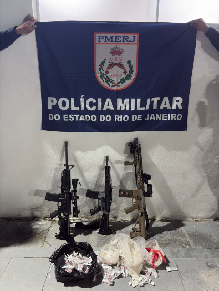 Pol&iacute;cia Militar apreendeu tr&ecirc;s fuzis e drogas perto da comunidade do Sapo