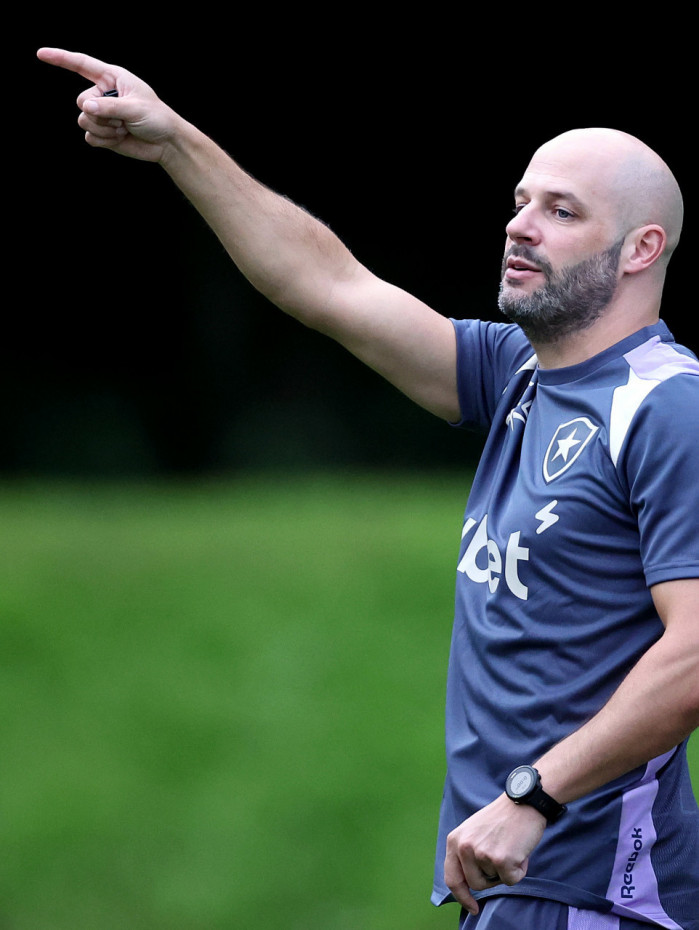 Franclim Carvalho comanda treino no Espa&ccedil;o Lonier, CT do Botafogo