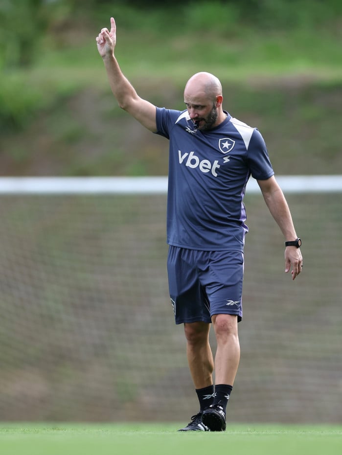Franclim Carvalho busca a primeira vit&oacute;ria sob o comando do Glorioso