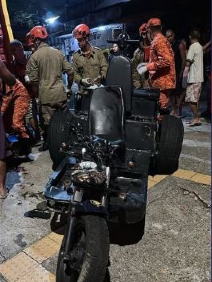 Ve&iacute;culo colidiu em um muro na Rua Cerqueira Daltro, em Cascadura