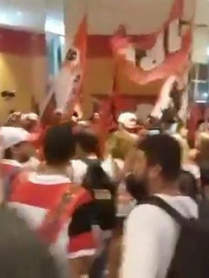 V&iacute;deo! Torcida do Flamengo transforma cinema em Maracan&atilde; em sess&atilde;o de filme de Zico