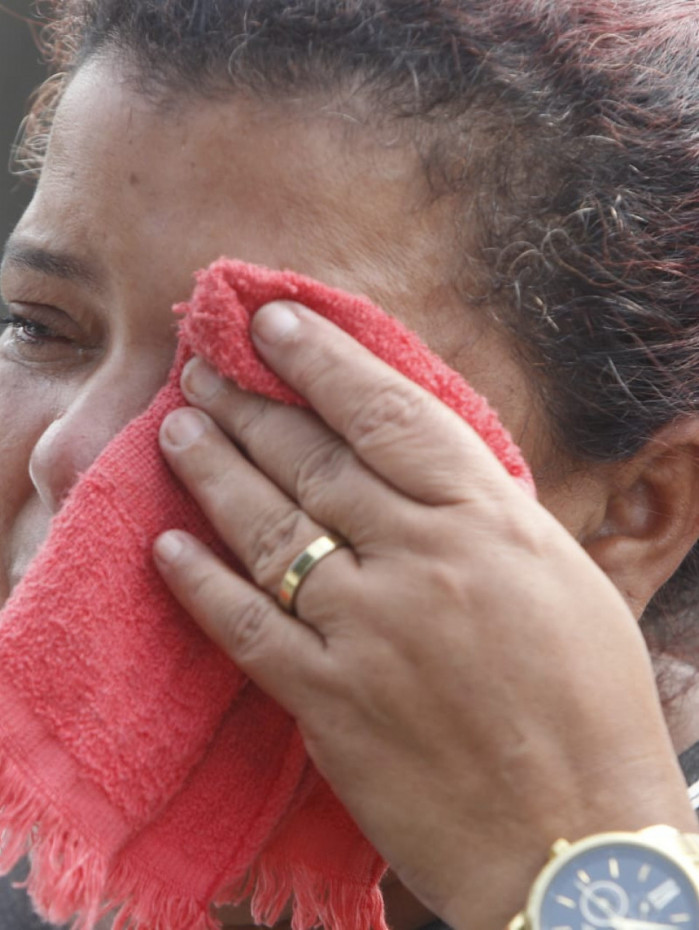 Nilvanise Tim&oacute;teo, m&atilde;e de Kauan, esteve no local do acidente, inconformada com a morte do filho