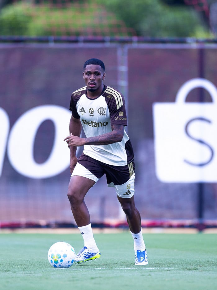 Evertton Ara&uacute;jo em treino do Flamengo
