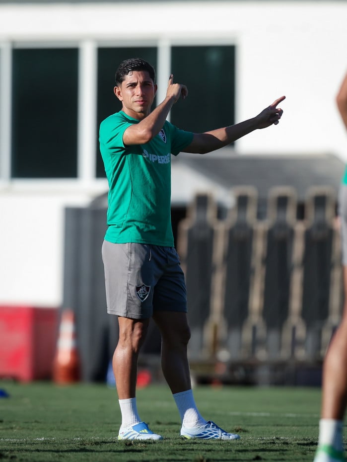 Luis Zubeld&iacute;a j&aacute; afirmou que prefere utilizar Savarino como ponta ao inv&eacute;s de como meia-armador