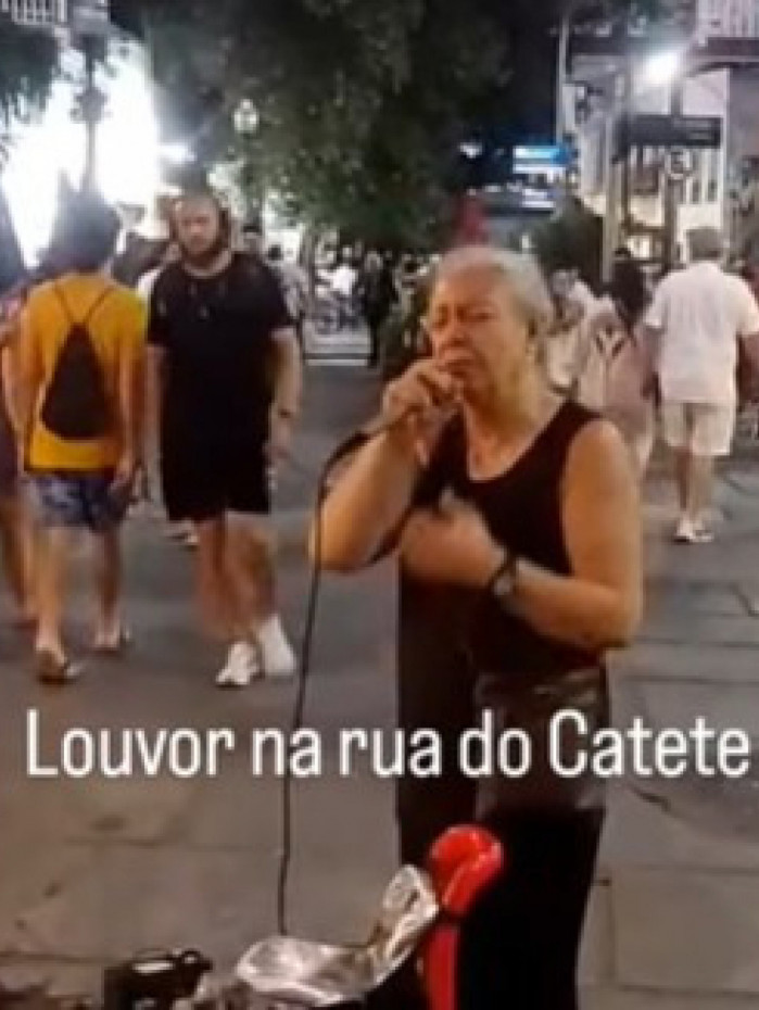 F&aacute;tima Candeias se apresenta cantando louvor no Catete