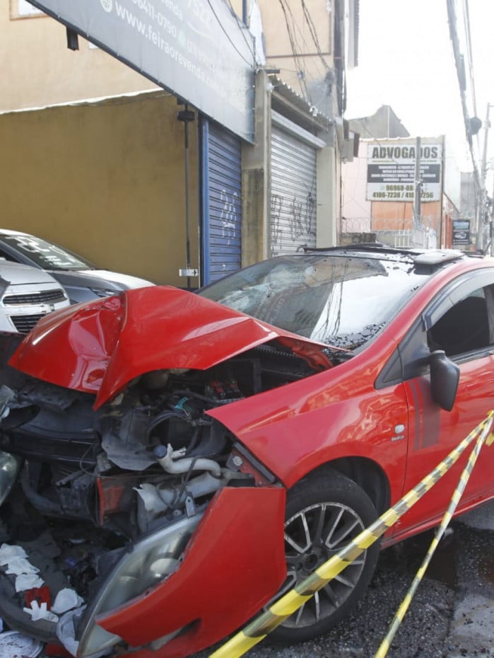 Carro da v&iacute;tima ficou destru&iacute;do ap&oacute;s a batida
