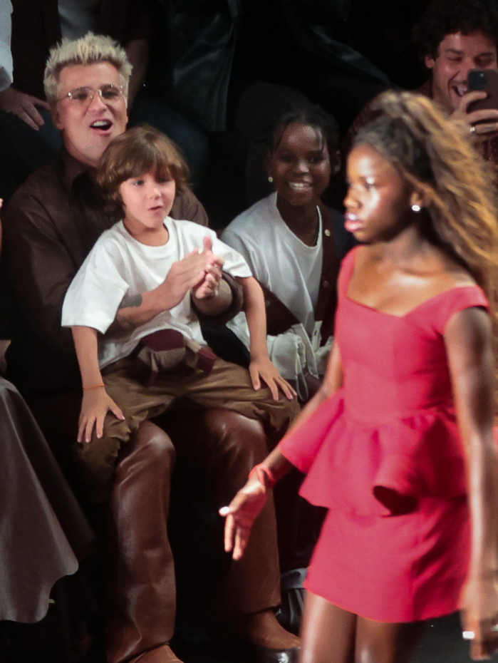 Giovanna Ewbank e Bruno Gagliasso se emocionam com estreia da filha T&iacute;ti na passarela